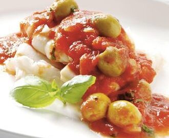 Kokt fisk med tomat- och olivsås