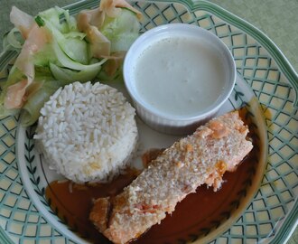 Asiatisk touch på varm sesamlax på en soyasåsspegel med ris, wasabikräm och ingefärsallad
