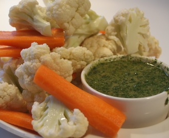 Grön sardellsås med färska grönsaker