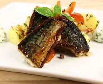 Skindstegt makrel med marineret kartoffelsalat og basilikum dressing | Opskrift i 2020 | Kartoffelsalat, Opskrifter, Mad ideer