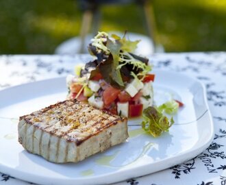 Grillad tonfisk med grekisk sallad