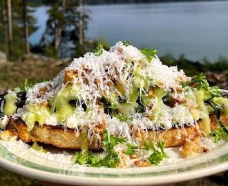 Macka med grillad fetaost, sparris, zucchini, jalapeñomajo och pecorino - Matrecept.se