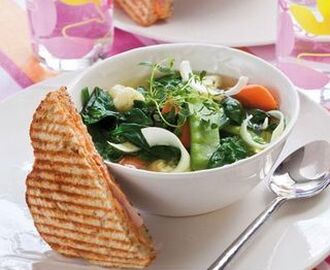 Grönsakssoppa med toast