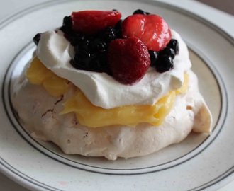 Mini-pavlova med rice krispies och goda tillbehör