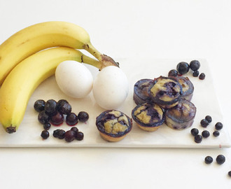 Äggmuffins med banan och blåbär