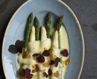 Hvide asparges og grønne asparges med luftig hollandaise og sprødt kyllingeskind - lige til din påskefrokost | Asparges, Mad og vin, Mad ideer