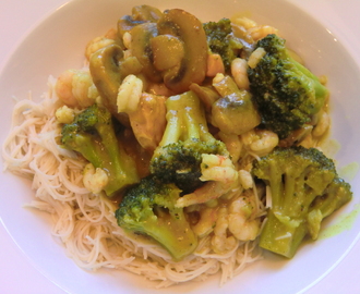 Nudelpanna med champinjoner, broccoli, räkor och krämig currykokossås