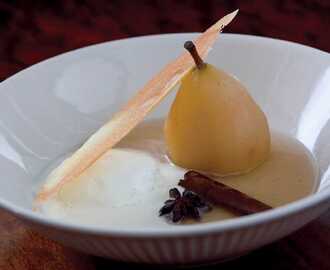 Päron kokt med stjärnanis och vanilj, serverat med vaniljglass samt flarn