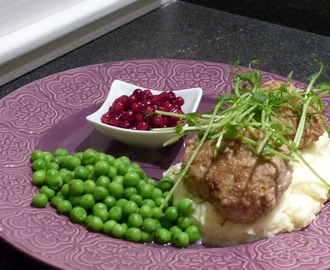 Wallenbergare med potatismos, ärtor och rårörda lingon