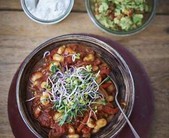 Vegetarisk lchf-chili med guacamole och groddar
