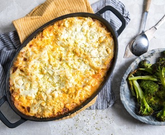 Krämig lasagne toppad med fetaost 