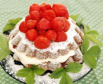 Solbackens Morsdags tårta med jordgubbar