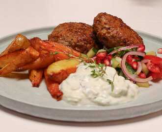 Skogens biffar med rostade rotsaker, tzatziki och granatäppelsallad