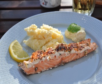 Grillad lax med smak av citron och örter med kronärtskockskräm