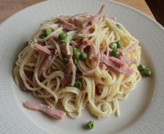 Spagetti med skinksås och gröna ärtor
