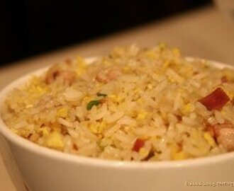 Egg-fried rice och kyckling