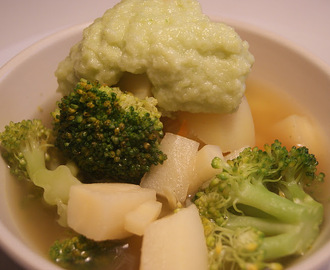 Grönsakssoppa med broccolipesto