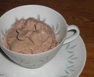 Frozen Yoghurt with Cocoa and Cardamom