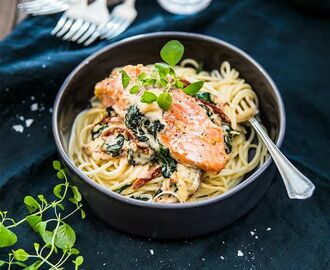 Krämig laxpasta med creme fraiche, spenat och purjolök