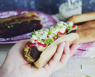 Vegetarisk hemgjord korv och glutenfritt fluffigt, saftigt korvbröd