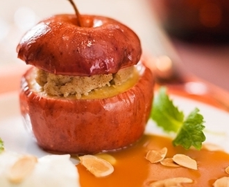 Fyllda äpplen med kolasås