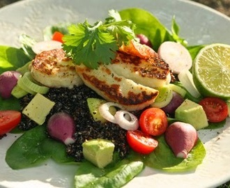 Quinoasallad med frasstekt halloumi och limedressing