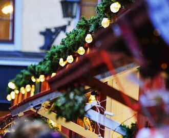 Bland karameller, hantverk och chokladhjul på julmarknad i Gamla Stan.