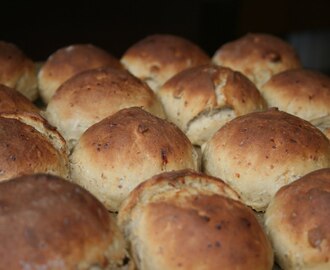 Frukostbullar med aprikoser, mandlar och herrgårdsost