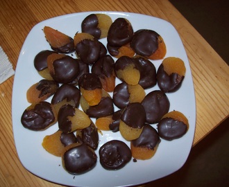 Torkade aprikoser doppade i choklad