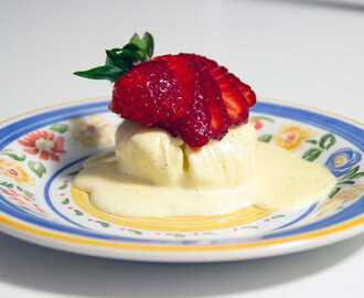 Vaniljparfait , serveras med färska jordgubbar