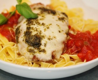 Kycklingfilé i ugn med mozzarella och pesto - hemlagad tomatsås och tagliatelle till det