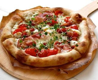 Recept: Klassisk pizza med prosciutto och rucola