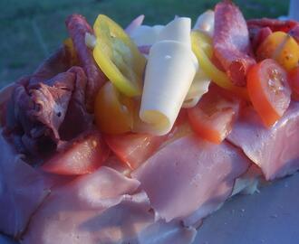 Smörgåstårta med kyckling och salami