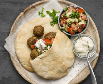 Pita med falafel och bönsallad