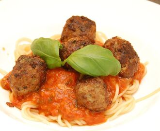 Italienska köttbullar med tomatsås och pasta