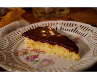 En ljuvlig bountykaka eller kokoskola kaka med mörk chokladganache.