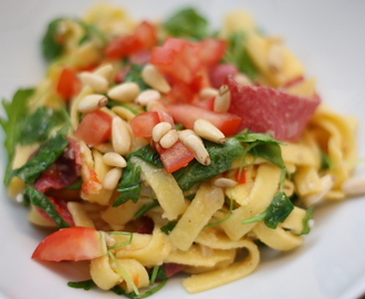 pasta med salami, chili, ruccola, tomat, pinjenötter och vitt vin