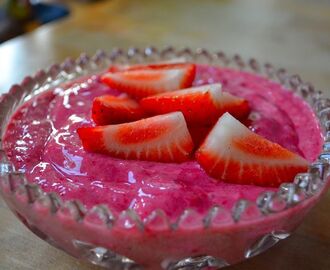 Smoothieglass med färska jordgubbar