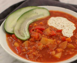Vegetarisk gulaschsoppa med gräddfil och saltgurka