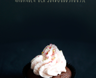 Chokladcupcakes med jordgubb och rabarbermousse