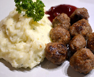 Ljuvliga köttbullar & potatismos med smak av persilja och vitlök