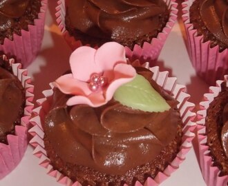 Chokladcupcakes med rosa blommor