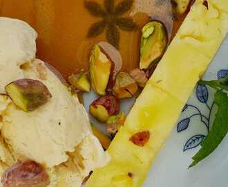 Vanliljglass med mikrad ananas, ingenfärskola och rostade pistagenötter | Recept från Köket.se