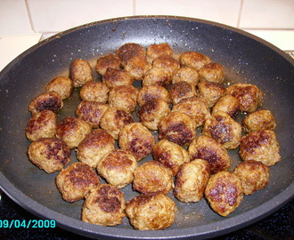 Bappis hemgjorda köttbullar med gräddsås