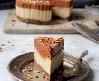 Salted caramel cheesecake med chokladmousse-topping (vegan/växtbaserad, glutenfri, utan vitt socker)