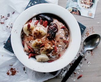 Chocolate Peanut Butter Smoothie Bowl with Dates, Coconut and Goji Berries