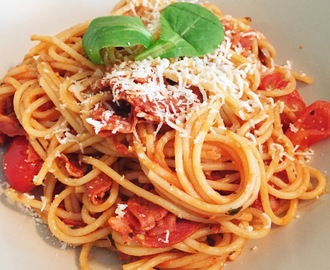 Spagetti med lufttorkad chorizo, tomat och vitlök