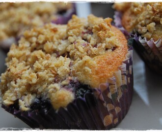 Blåbärsmuffins med vitchoklad och havretopping