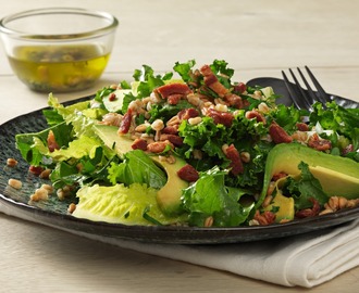 Avokadosalladmed bacon, grönkål och matvete