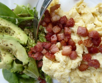 En god morgon med äggröra, bacon och avokado